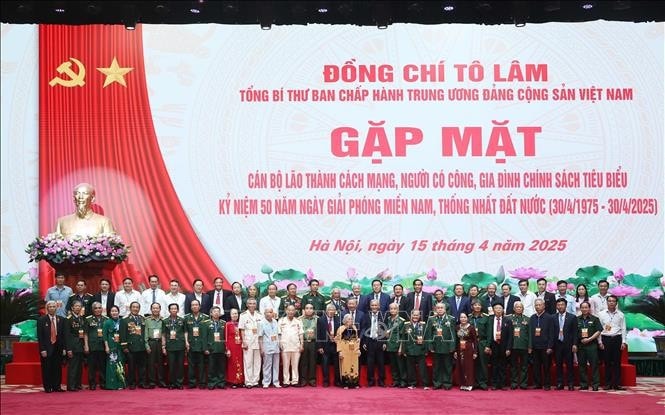 vna-potal-tong-bi-thu-gap-mat-can-bo-lao-thanh-cach-mang-nguoi-co-cong-gia-dinh-chinh-sach-tieu-bieu-stand.jpg
