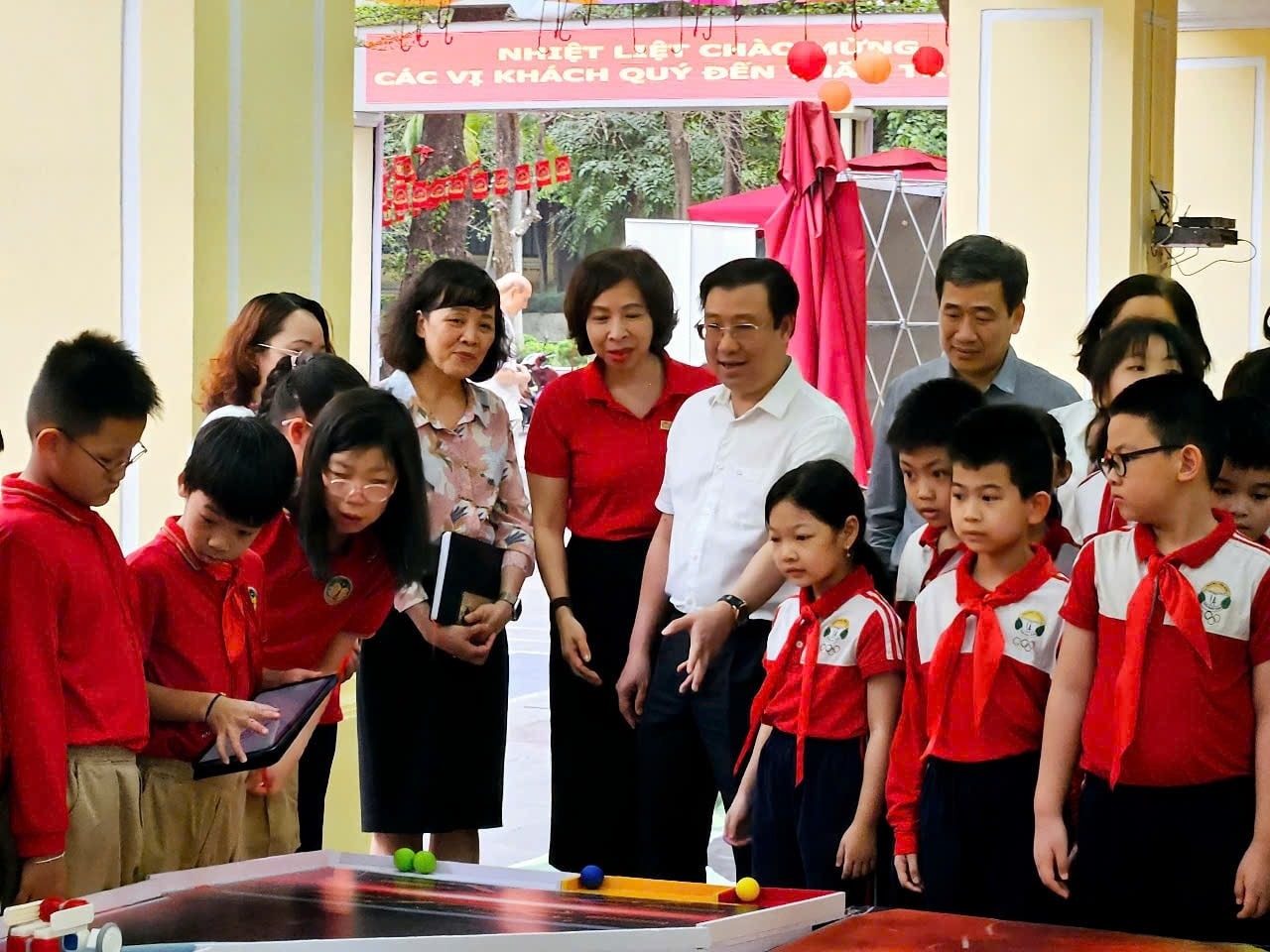 Khảo sát cơ sở vật chất tại trường Tiểu học Chất lượng cao Tràng An. Ảnh: Phi Long
