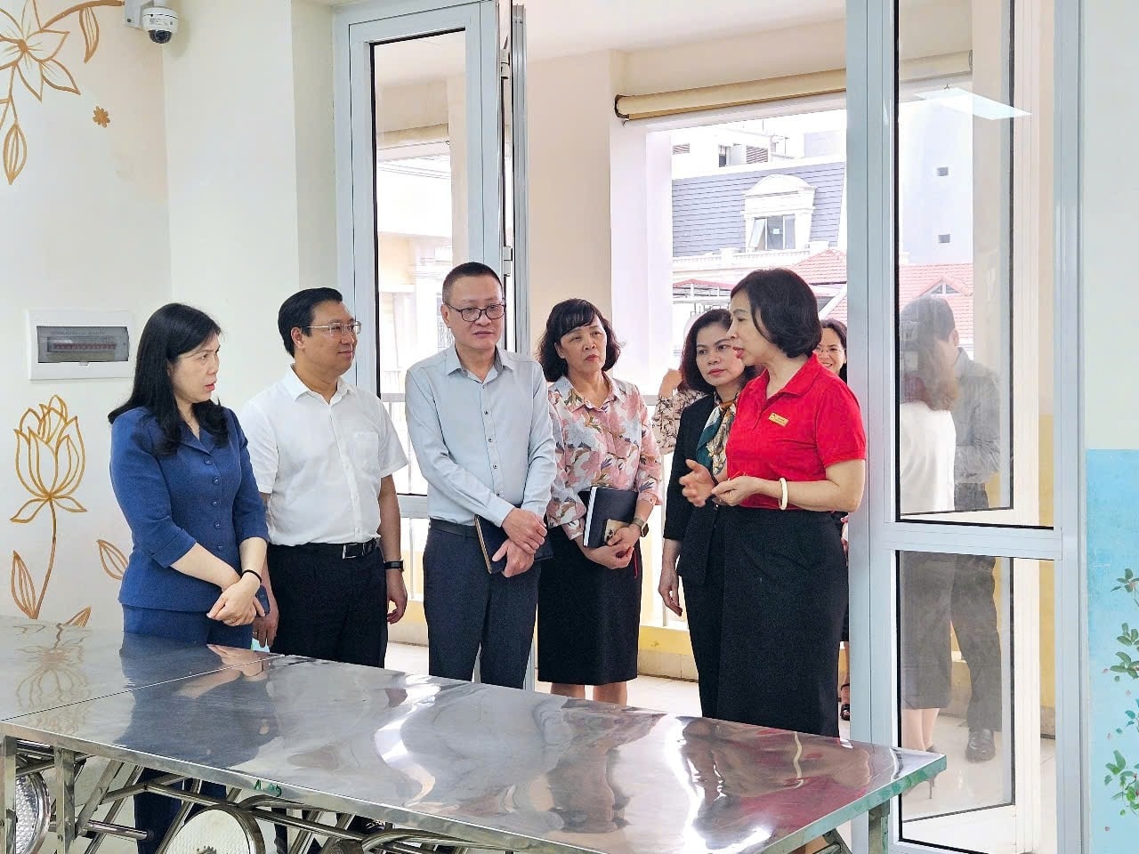 Hiệu trưởng Trường Tiểu học Tràng An Trần Thị Bích Liên giới thiệu với Đoàn giám sát về mô hình hoạt động của trường Tiểu học Chất lượng cao Tràng An. Ảnh: Phi Long