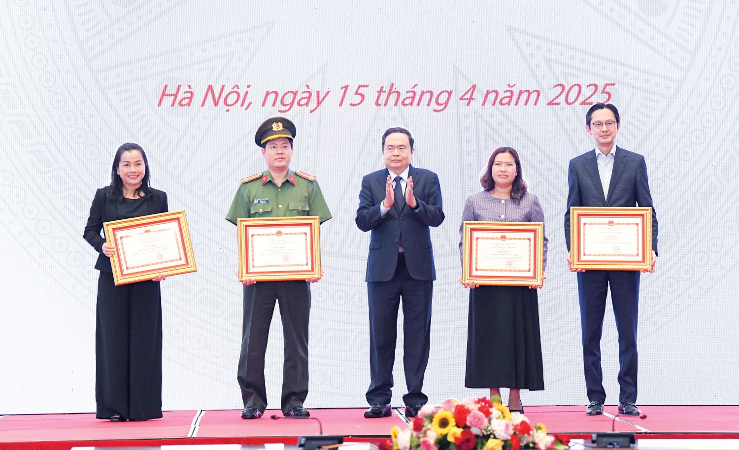 ctqh-tran-thanh-man-trao-bang4.jpg