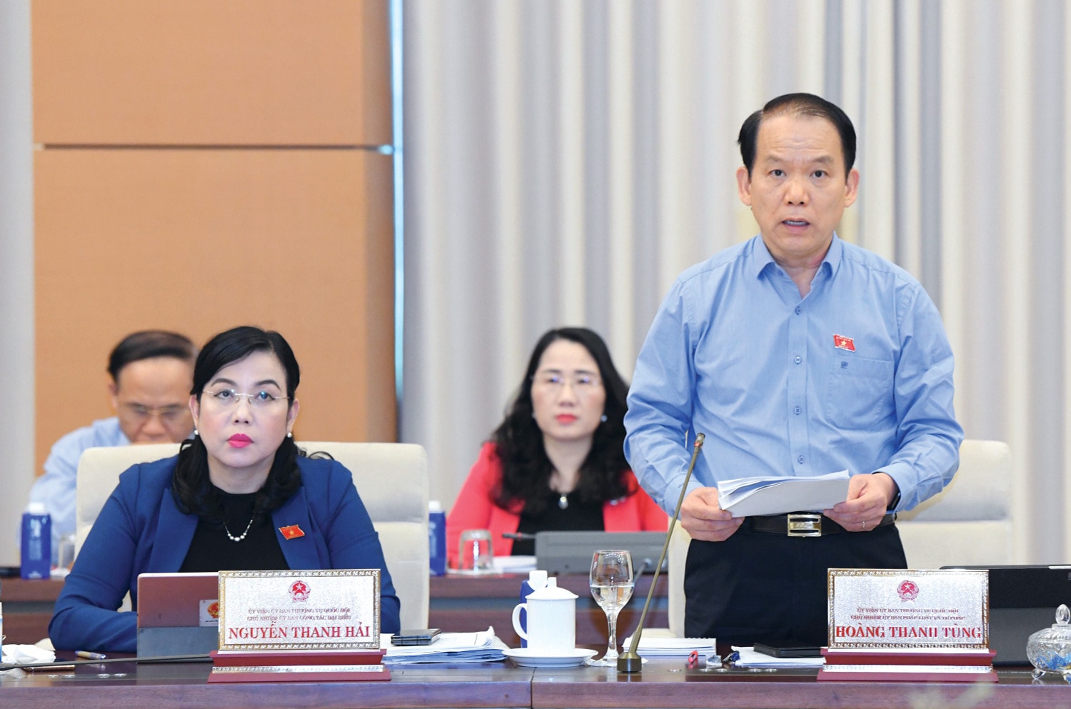Chủ nhiệm Ủy ban Pháp luật và Tư pháp Hoàng Thanh Tùng trình bày Báo cáo thẩm tra 4 dự án Luật: Luật Dẫn độ, Luật Chuyển giao người đang chấp hành án phạt tù, Luật Tương trợ tư pháp về dân sự, Luật Tương trợ tư pháp về hình sự. Ảnh: Lâm Hiển