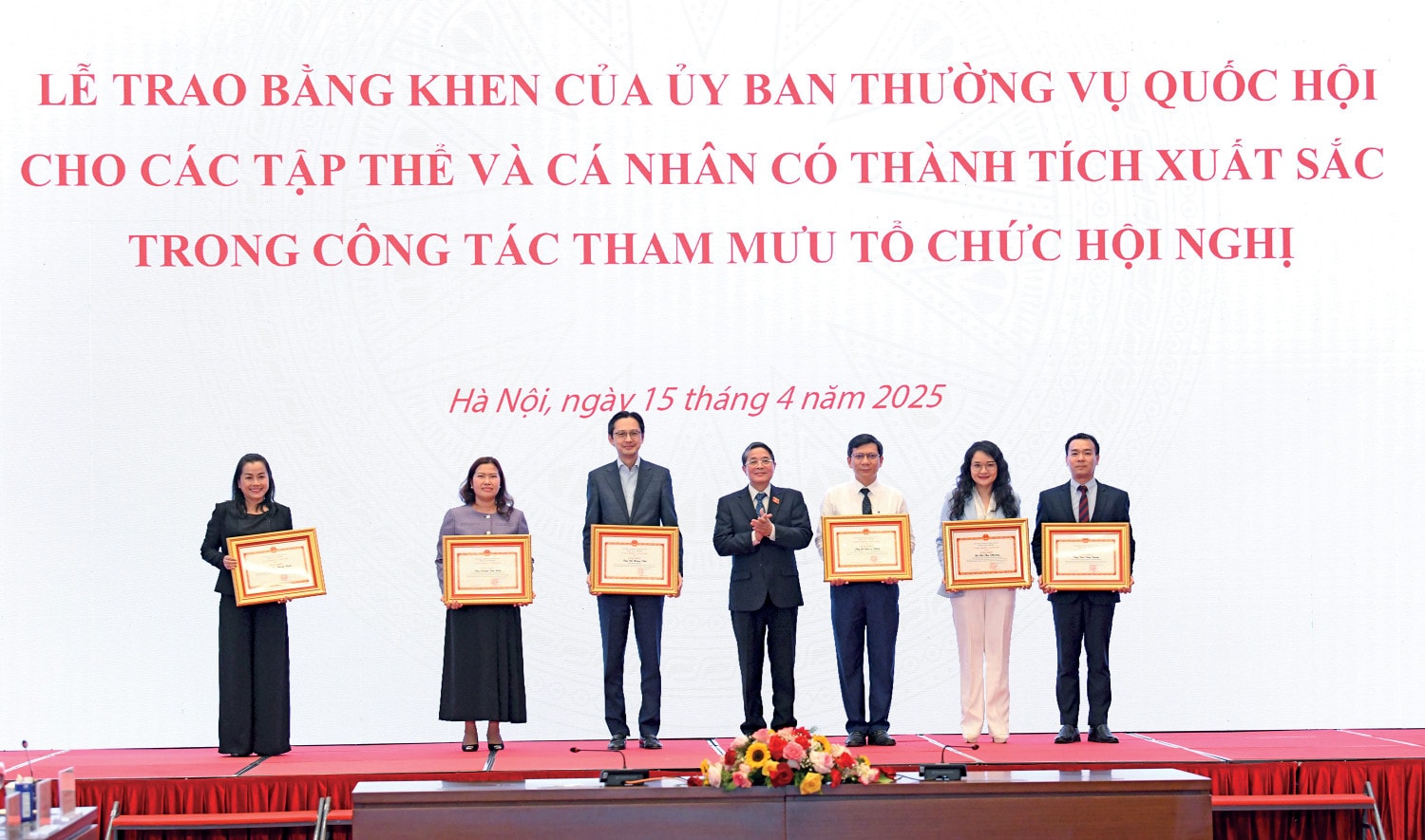 Phó Chủ tịch Quốc hội Nguyễn Đức Hải - Trưởng Ban Tổ chức Hội nghị Ban Chấp hành APF trao Bằng khen của Ủy ban Thường vụ Quốc hội cho các cá nhân có thành tích xuất sắc. Ảnh: Lâm Hiển
