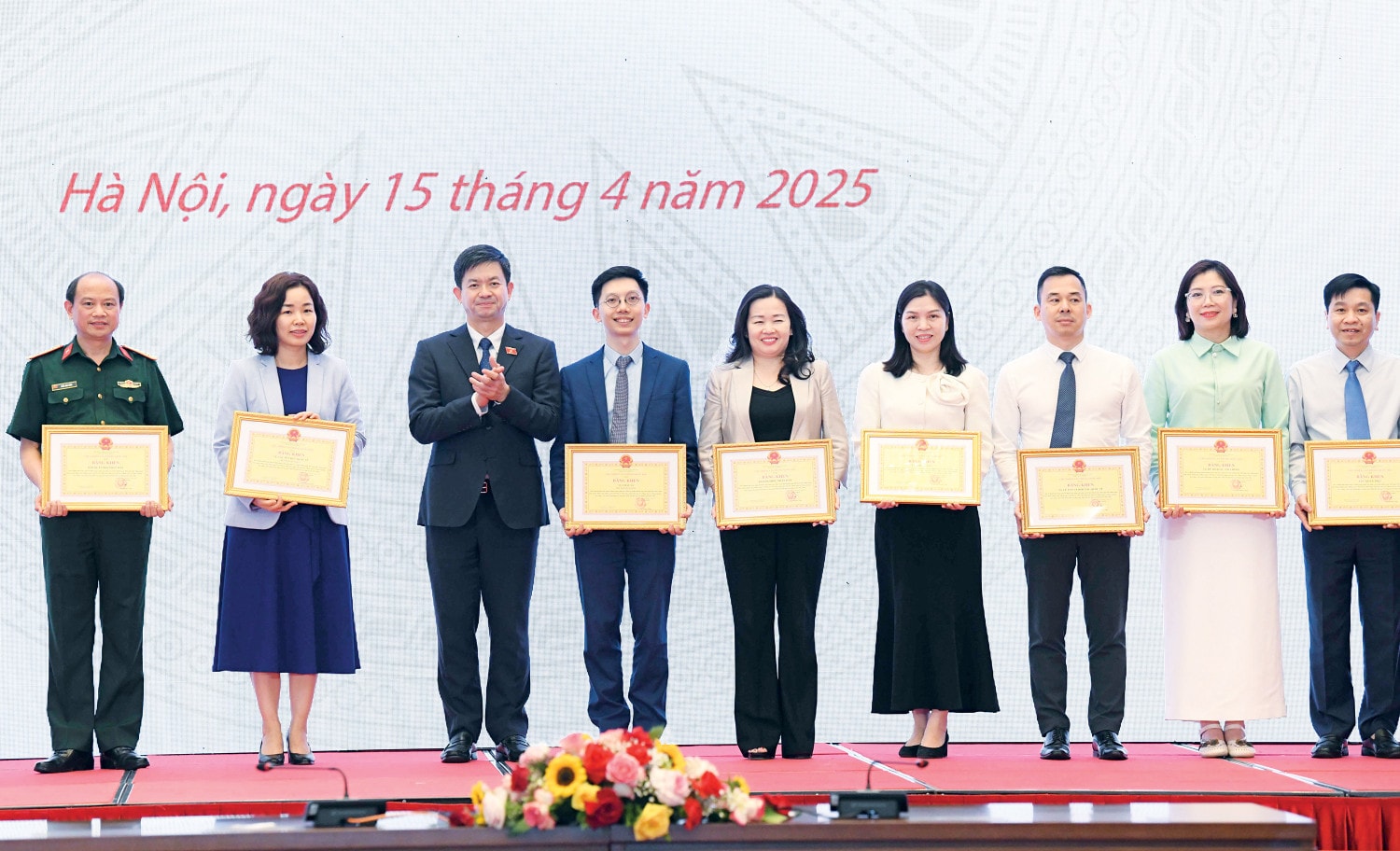 Tổng Thư ký Quốc hội, Chủ nhiệm Văn phòng Quốc hội Lê Quang Tùng trao Bằng khen của Chủ nhiệm Văn phòng Quốc hội cho Báo Đại biểu Nhân dân và các tập thể, cá nhân có thành tích xuất sắc. Ảnh: Lâm Hiển