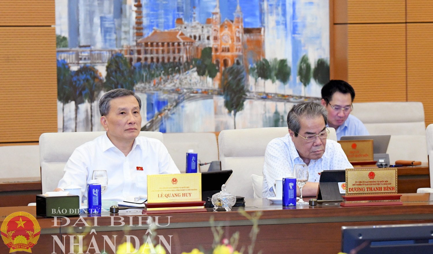 Các đại biểu dự phiên họp. Ảnh: Lâm Hiển