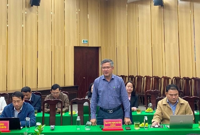 Lãnh đạo Ban quản lý Khu kinh tế Dung Quất và các Khu công nghiệp tỉnh báo cáo tại cuộc giám sát của Đoàn ĐBQH tỉnh. Ảnh: NK