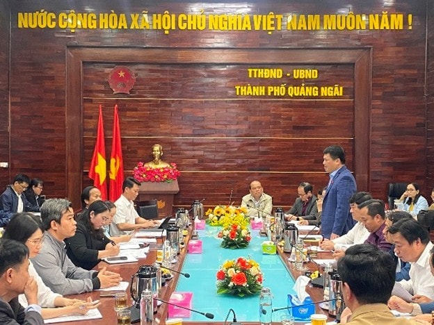 Đoàn ĐBQH tỉnh Quảng Ngãi giám sát việc thực hiện chính sách, pháp luật về bảo vệ môi trường trên địa bàn thành phố Quảng Ngãi. Ảnh: NK