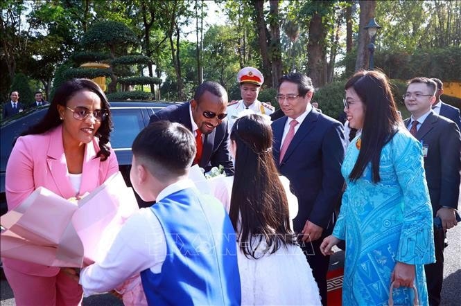 Thủ tướng Phạm Minh Chính và Phu nhân đón Thủ tướng Ethiopia Abiy Ahmed Ali và Phu nhân. Ảnh: Dương Giang/TTXVN