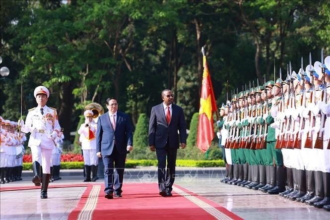 Thủ tướng Phạm Minh Chính và Thủ tướng Ethiopia Abiy Ahmed Ali duyệt Đội danh dự Quân đội nhân dân Việt Nam. Ảnh: Dương Giang/TTXVN