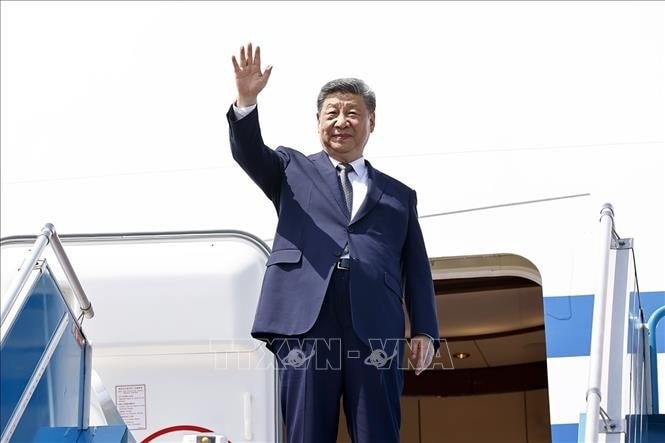 Tổng Bí thư, Chủ tịch nước Trung Quốc Tập Cận Bình tại Sân bay quốc tế Nội Bài. Ảnh: Doãn Tấn/TTXVN