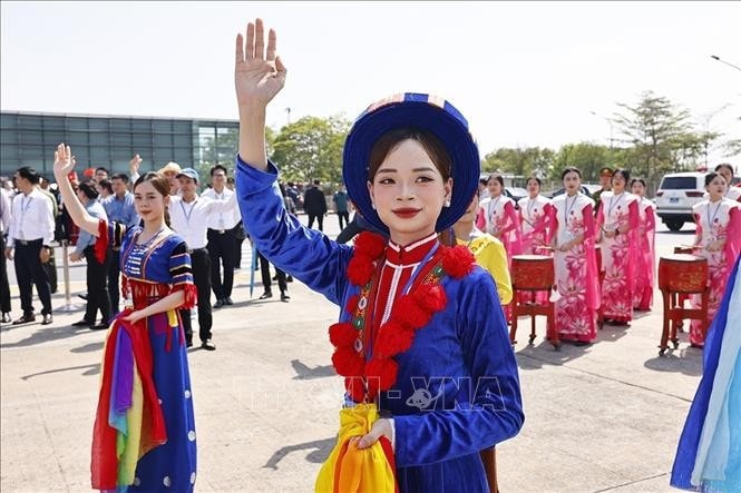 Màn biểu diễn nghệ thuật tại lễ tiễn Tổng Bí thư, Chủ tịch nước Trung Quốc Tập Cận Bình ở Sân bay quốc tế Nội Bài. Ảnh: Doãn Tấn/TTXVN