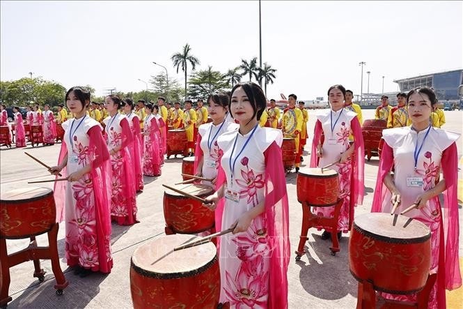 Màn biểu diễn trống hội tại lễ tiễn Tổng Bí thư, Chủ tịch nước Trung Quốc Tập Cận Bình ở Sân bay quốc tế Nội Bài. Ảnh: TTXVN