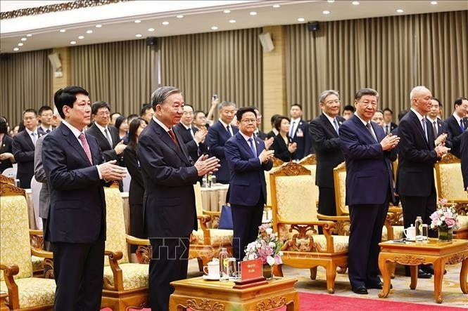 Tổng Bí thư Tô Lâm, Chủ tịch nước Lương Cường và Tổng Bí thư, Chủ tịch nước Tập Cận Bình cùng các đại biểu dự Liên hoan giao lưu hữu nghị nhân dân Việt Nam - Trung Quốc. Ảnh: Thống Nhất/TTXVN