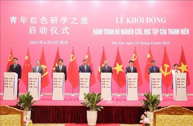 Tổng Bí thư Tô Lâm, Chủ tịch nước Lương Cường cùng Tổng Bí thư, Chủ tịch nước Trung Quốc Tập Cận Bình và các đại biểu thực hiện nghi thức khởi động Hành trình đỏ nghiên cứu, học tập của thanh niên. Ảnh: Thống Nhất/TTXVN