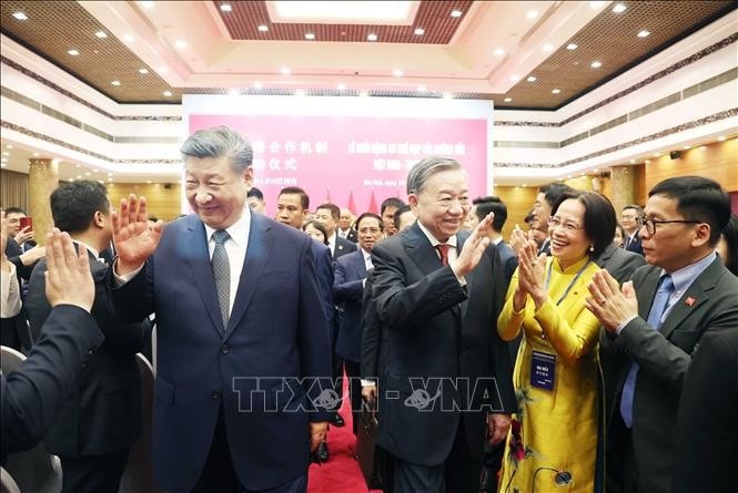Tổng Bí thư Tô Lâm và Tổng Bí thư, Chủ tịch nước Tập Cận Bình với các đại biểu dự Liên hoan giao lưu hữu nghị nhân dân Việt Nam - Trung Quốc. Ảnh: Thống Nhất/TTXVN