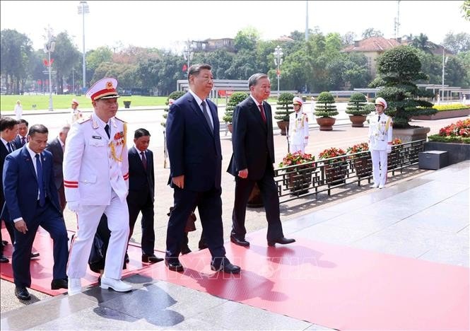 Tổng Bí thư Tô Lâm và Tổng Bí thư, Chủ tịch nước Trung Quốc Tập Cận Bình vào Lăng viếng Chủ tịch Hồ Chí Minh. Ảnh: Phạm Kiên/TTXVN