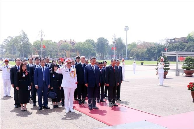 Tổng Bí thư Tô Lâm và Tổng Bí thư, Chủ tịch nước Trung Quốc Tập Cận Bình cùng các đại biểu thành kính tưởng nhớ Chủ tịch Hồ Chí Minh. Ảnh: Phạm Kiên/TTXVN