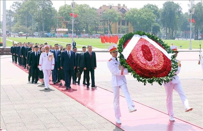 Tổng Bí thư Tô Lâm và Tổng Bí thư, Chủ tịch nước Trung Quốc Tập Cận Bình đặt vòng hoa và vào Lăng viếng Chủ tịch Hồ Chí Minh. Ảnh: Phạm Kiên/TTXVN