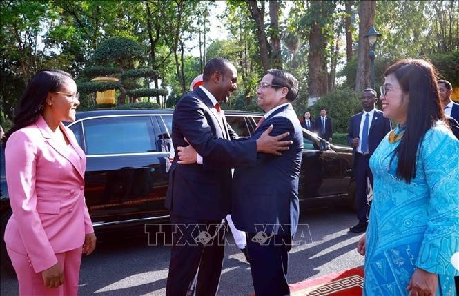 Thủ tướng Phạm Minh Chính và Phu nhân đón Thủ tướng Ethiopia Abiy Ahmed Ali và Phu nhân. Ảnh: Dương Giang/TTXVN