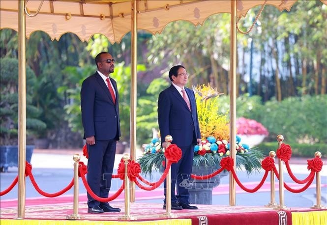 Thủ tướng Phạm Minh Chính và Thủ tướng Ethiopia Abiy Ahmed Ali nghe quân nhạc cử Quốc thiều hai nước. Ảnh: Dương Giang/TTXVN