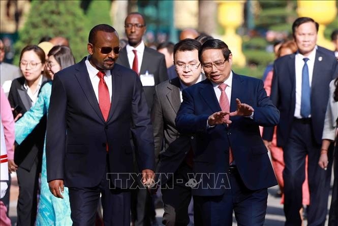 Thủ tướng Phạm Minh Chính và Thủ tướng Ethiopia Abiy Ahmed Ali tại lễ đón. Ảnh: Dương Giang/TTXVN
