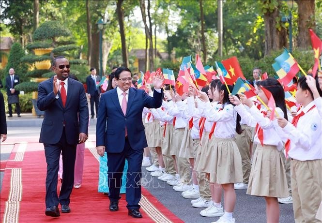 Thiếu nhi Hà Nội chào mừng Thủ tướng Ethiopia Abiy Ahmed Ali và Phu nhân thăm chính thức Việt Nam. Ảnh: Dương Giang/TTXVN