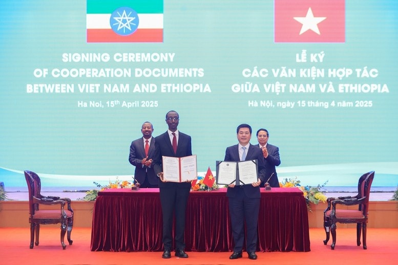 Thủ tướng Phạm Minh Chính và Thủ tướng Abiy Ahmed Ali chứng kiến Lễ ký kết các văn kiện hợp tác. Ảnh: VGP/Nhật Bắc