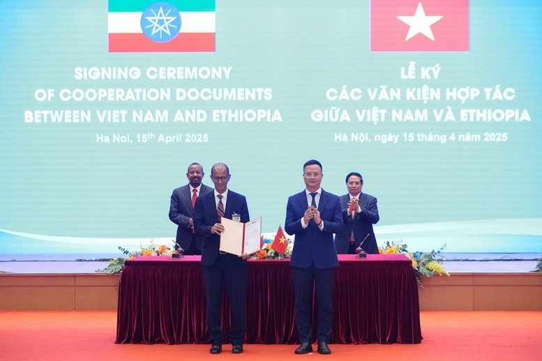 Thủ tướng Phạm Minh Chính và Thủ tướng Abiy Ahmed Ali chứng kiến Lễ ký kết các văn kiện hợp tác. Ảnh: VGP/Nhật Bắc