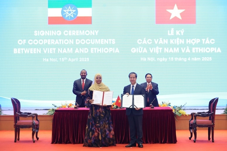 Thủ tướng Phạm Minh Chính và Thủ tướng Abiy Ahmed Ali chứng kiến Lễ ký kết các văn kiện hợp tác. Ảnh: VGP/Nhật Bắc