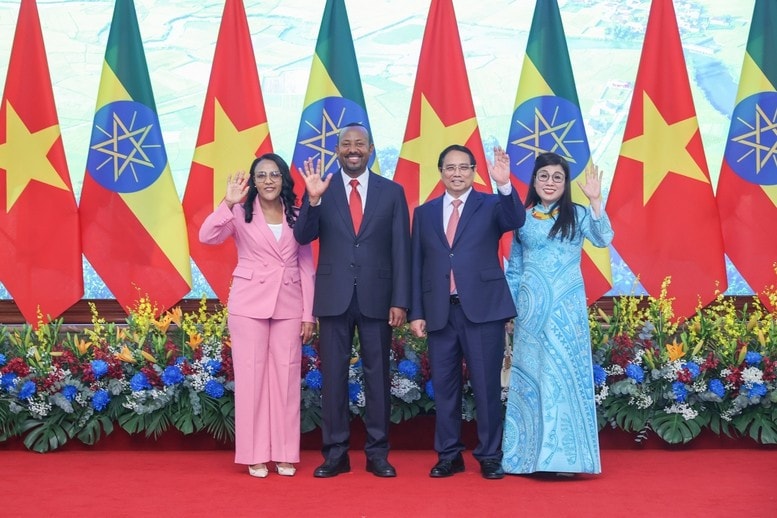 Thủ tướng Phạm Minh Chính và Phu nhân cùng Thủ tướng nước Cộng hòa Dân chủ Liên bang Ethiopia Abiy Ahmed Ali và Phu nhân. Ảnh: VGP/Nhật Bắc