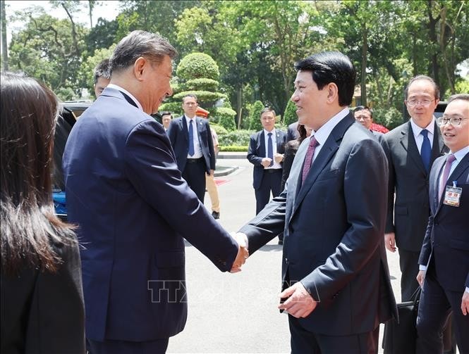 Chủ tịch nước Lương Cường đón Tổng Bí thư, Chủ tịch nước Trung Quốc Tập Cận Bình. Ảnh: Lâm Khánh/TTXVN