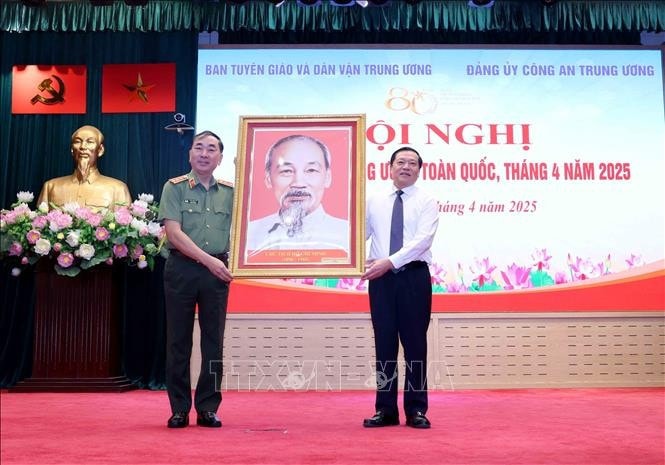 Ủy viên Trung ương Đảng, Phó Trưởng Ban Thường trực Ban Tuyên giáo và Dân vận Trung ương Lại Xuân Môn chúc mừng Đảng ủy Công an Trung ương. Ảnh: Phương Hoa/TTXVN