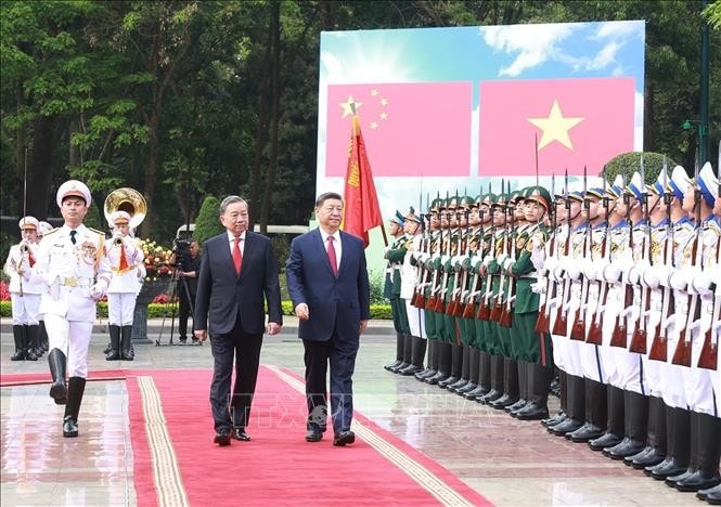 Tổng Bí thư Tô Lâm và Tổng Bí thư, Chủ tịch nước Trung Quốc Tập Cận Bình duyệt Đội danh dự Quân đội nhân dân Việt Nam. Ảnh: Thống Nhất/TTXVN
