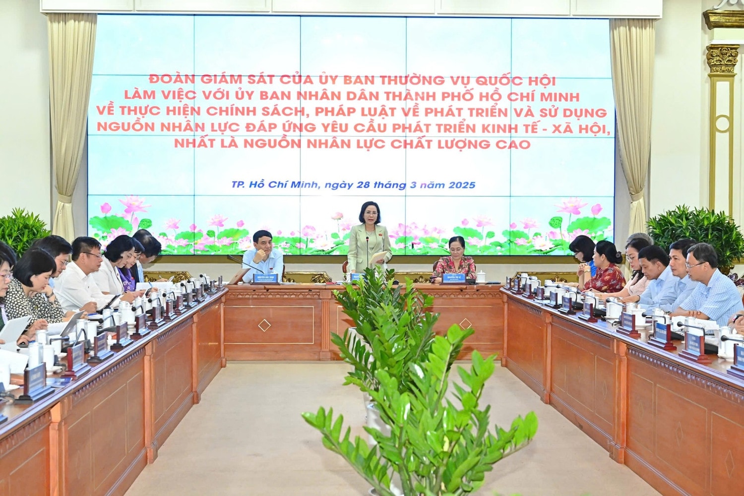 Đoàn giám sát của Ủy ban Thường vụ Quốc hội làm việc với UBND TP. Hồ Chí Minh. Ảnh: Nhật Trường