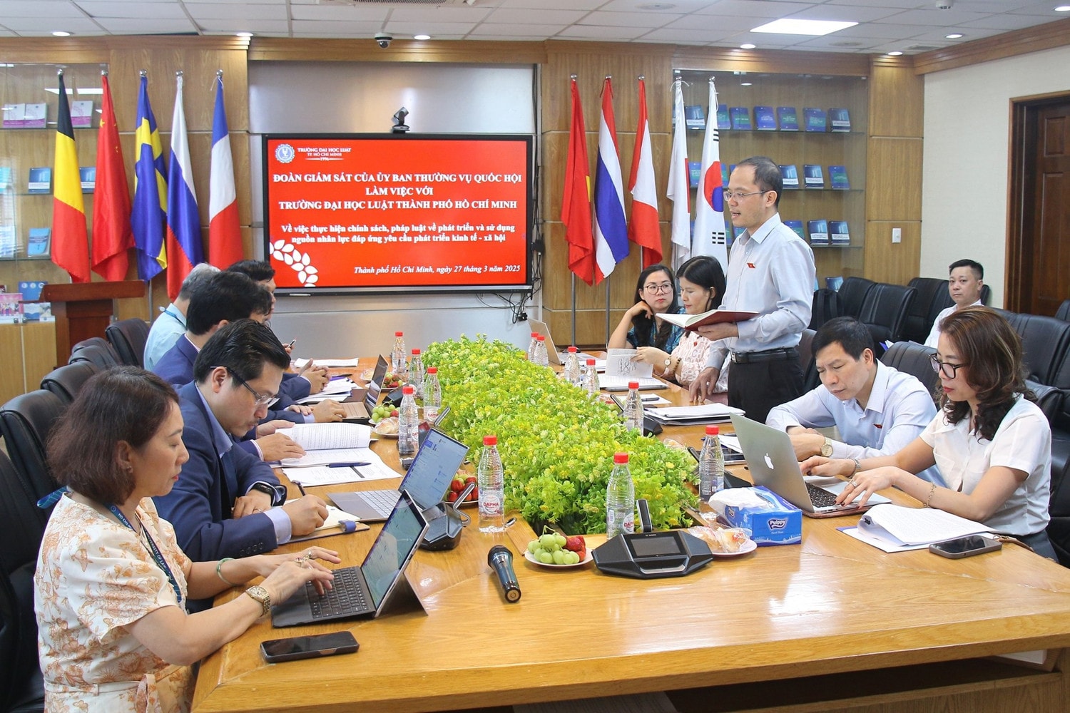 Đoàn giám sát của Ủy ban Thường vụ Quốc hội làm việc với Trường Đại học Luật TP. Hồ Chí Minh. Ảnh: Nhật Trường