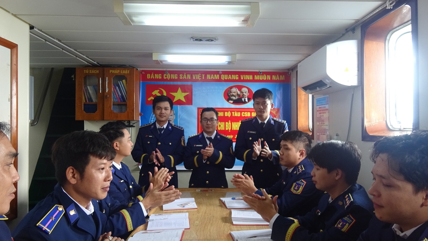 Bộ Tư lệnh Vùng Cảnh sát biển 4 xác định xây dựng “thế trận lòng dân” để góp phần giữ vững an ninh trật tự, an toàn và bảo vệ vững chắc chủ quyền biển đảo của Tổ quốc