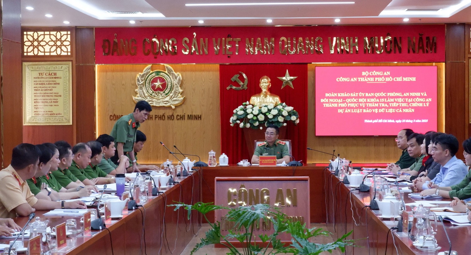 Đoàn khảo sát của Ủy ban Quốc phòng, An ninh và Đối ngoại làm việc với Công an TP. Hồ Chí Minh. Ảnh: Tịnh Hà