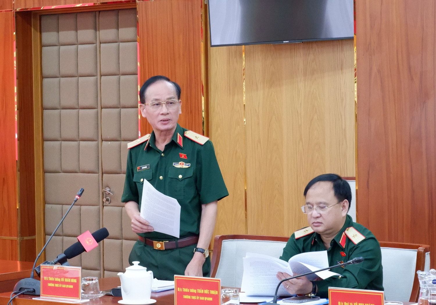 Ủy viên là ĐBQH hoạt động chuyên trách tại Ủy ban Quốc phòng, An ninh và Đối ngoại Vũ Xuân Hùng phát biểu tại cuộc làm việc