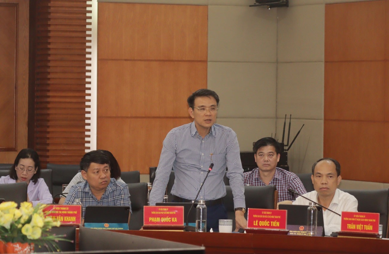 Trưởng Ban Pháp chế HĐND thành phố phát biểu tại cuộc họp. Ảnh: Hoàng Tùng