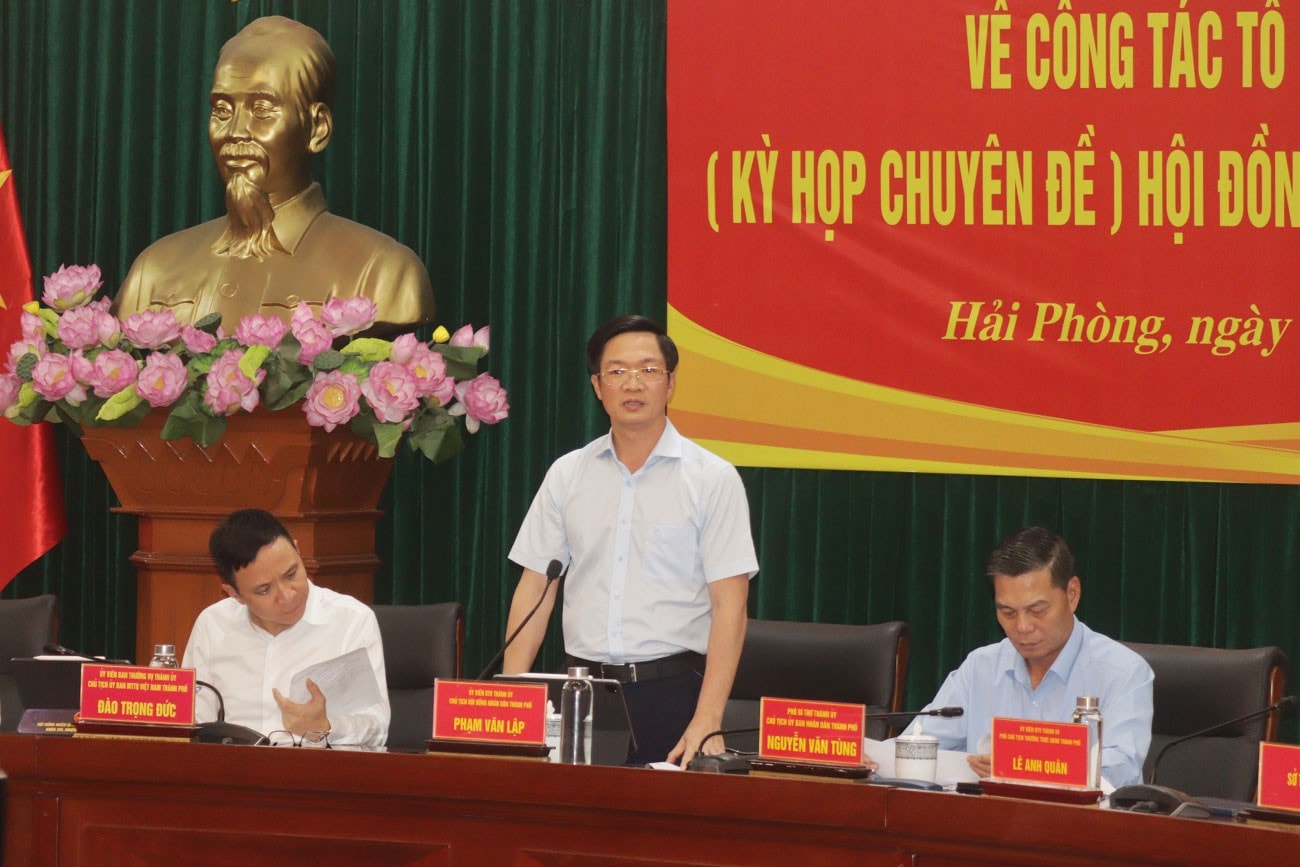 Chủ tịch HĐND thành phố Phạm Văn Lập phát biểu tại hội nghị. Ảnh: Hoàng Tùng