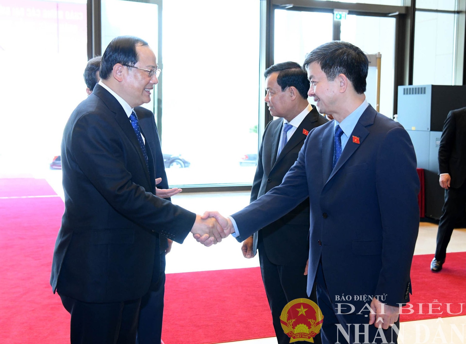 dbnd_br_chu-tich-qh-tran-thanh-man-gioi-thieu-voi-thu-tuong-lao-sonexay-siphandone-thanh-vien-doan-viet-nam-du-cuoc-hoi-kien.jpg