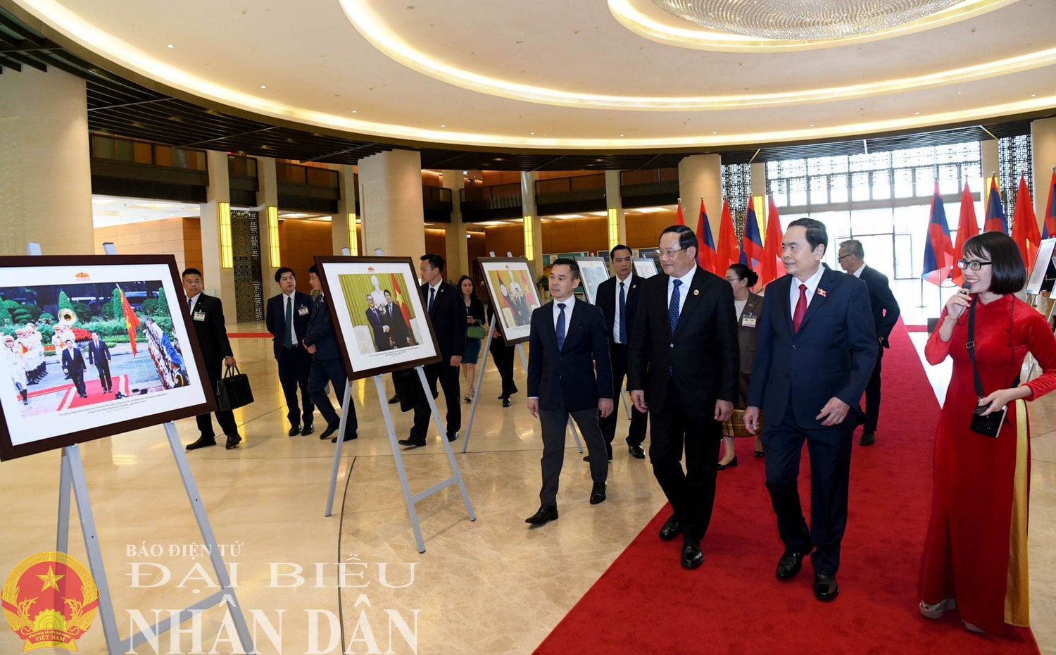 dbnd_bl_tham-quan-trung-bay-anh-ve-quan-he-ngoai-giao-hai-nuoc.jpg