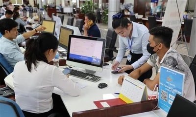 Các chuyên viên Trung tâm Phục vụ Hành chính Công tỉnh Long An hỗ trợ người dân, doanh nghiệp tạo lập tài khoản và đăng ký chữ ký số để làm thủ tục hành chính trực tuyến. 