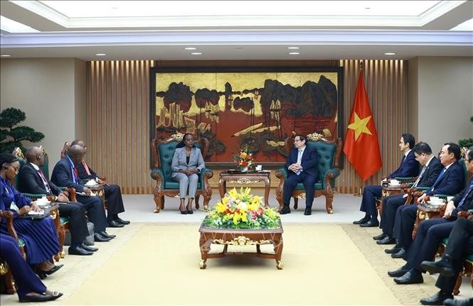 Thủ tướng Phạm Minh Chính tiếp bà Soipan Tuya, Bộ trưởng Nội các về Quốc phòng Kenya. Ảnh: Dương Giang/TTXVN close
