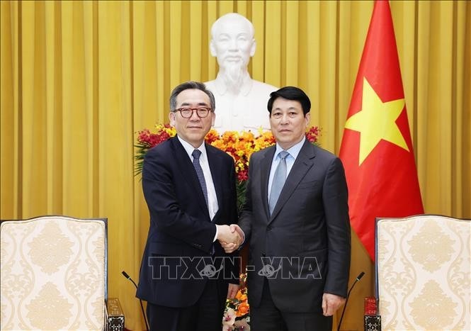 Chủ tịch nước Lương Cường tiếp Bộ trưởng Ngoại giao Hàn Quốc Cho Tae-yul. Ảnh: Lâm Khánh/TTXVN