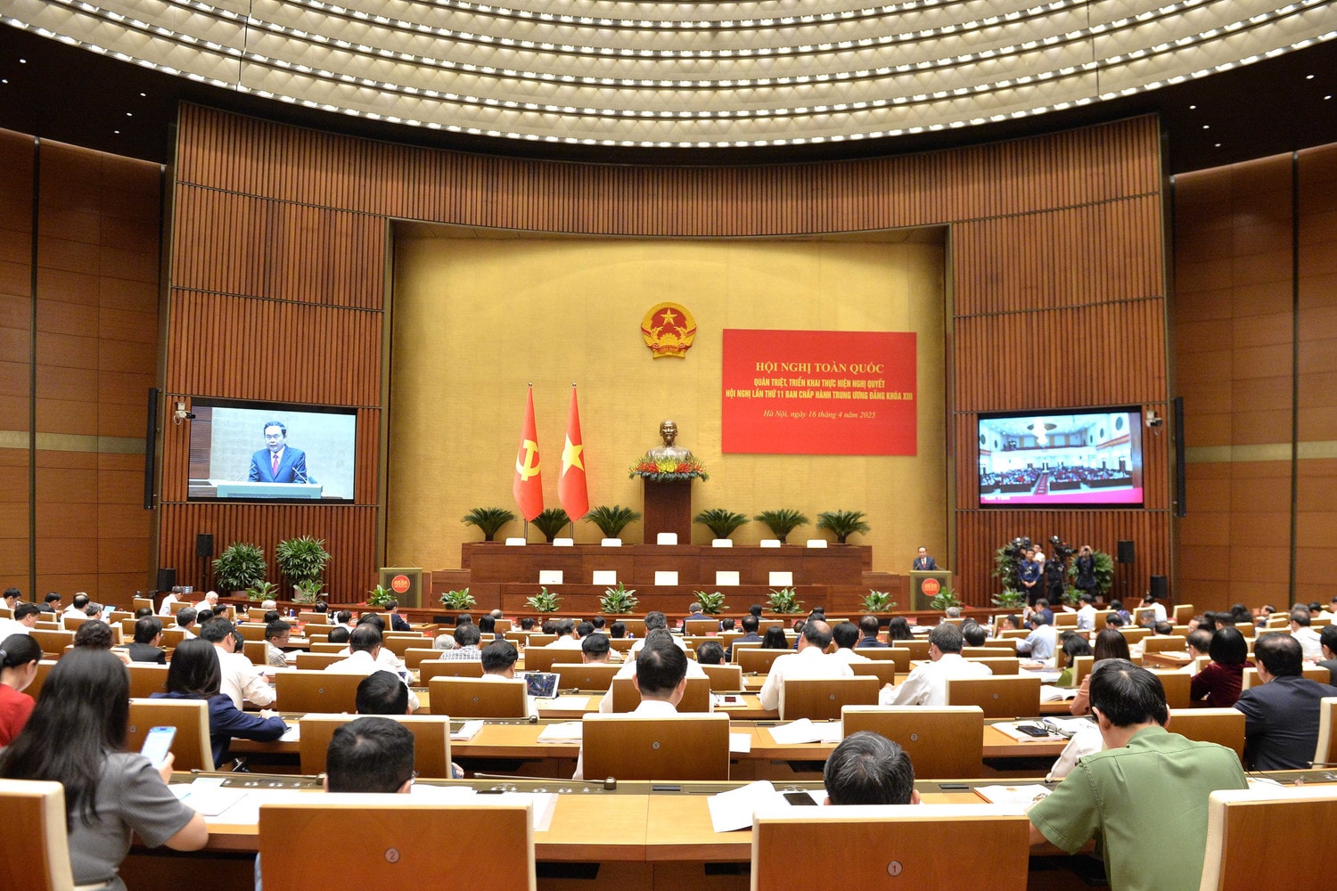 toan-canh-chu-tich-qh.jpg