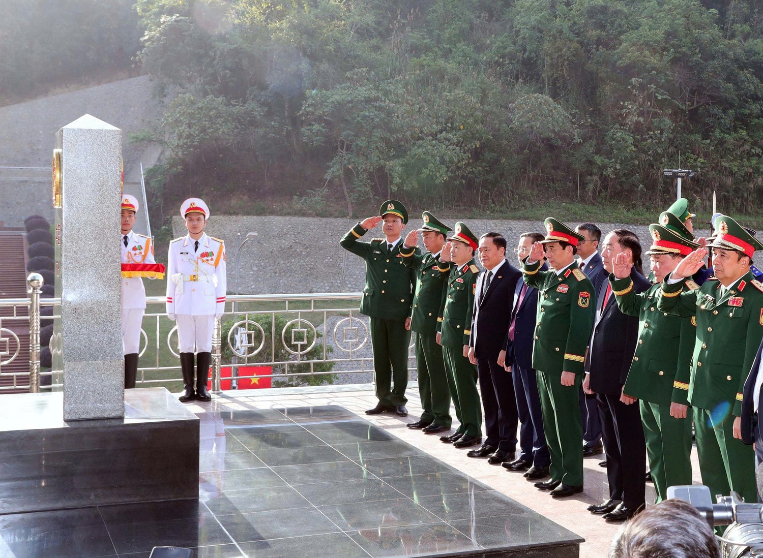 Bộ trưởng Bộ Quốc phòng, Đại tướng Phan Văn Giang cùng đoàn đại biểu Việt Nam chào cột mốc chủ quyền trước khi sang Trung Quốc tham dự các hoạt động trong Chương trình giao lưu