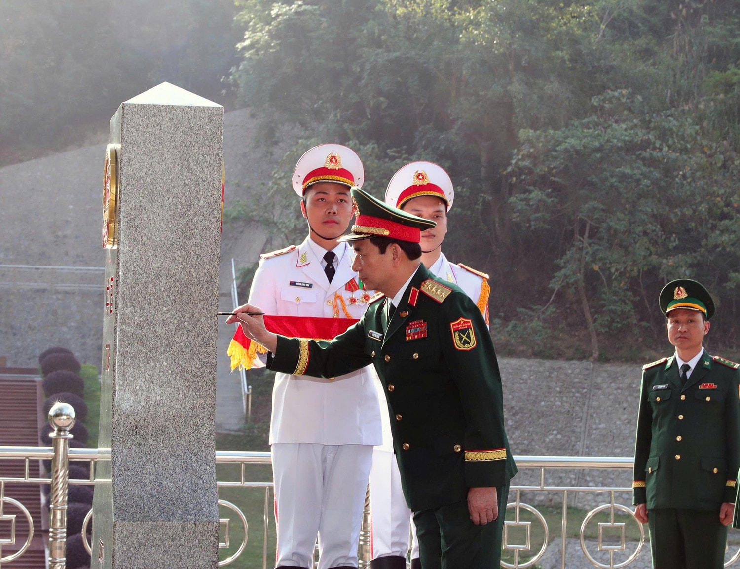 Bộ trưởng Bộ Quốc phòng, Đại tướng Phan Văn Giang thực hiện nghi thức tô son cột mốc chủ quyền Việt Nam