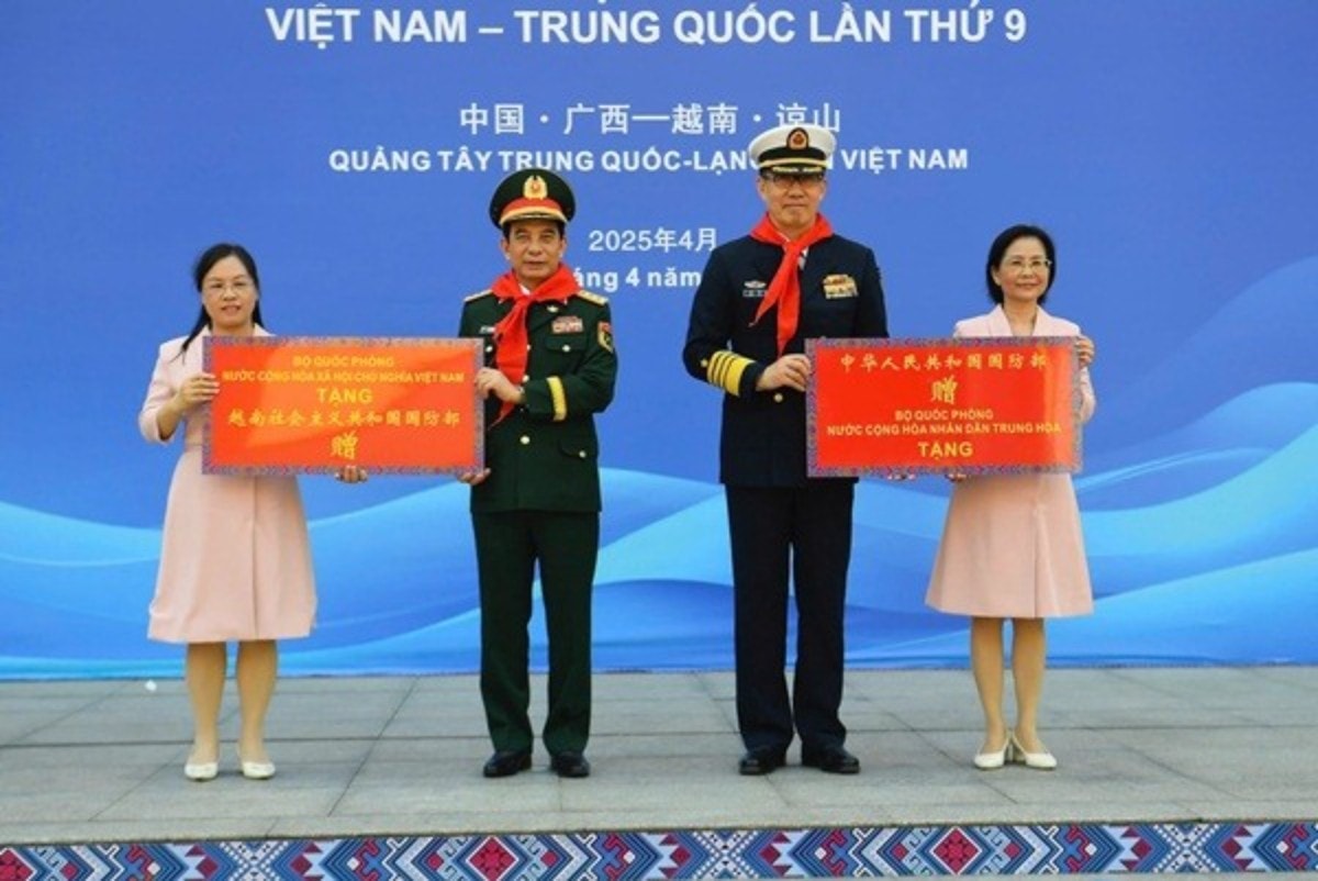 Bộ trưởng Bộ Quốc phòng Phan Văn Giang và Bộ trưởng Đổng Quân trao quà tặng Trường Tiểu học số 4, thành phố Bằng Tường, Khu tự trị dân tộc Choang Quảng Tây, Trung Quốc