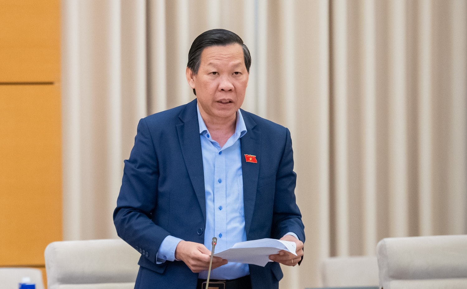 Chủ nhiệm Ủy ban Kinh tế và Tài chính Phan Văn Mãi trình bày Báo cáo một số vấn đề lớn về việc tiếp thu, giải trình, chỉnh lý dự thảo Luật Quản lý và đầu tư vốn nhà nước tại doanh nghiệp. Ảnh: Hồ Long