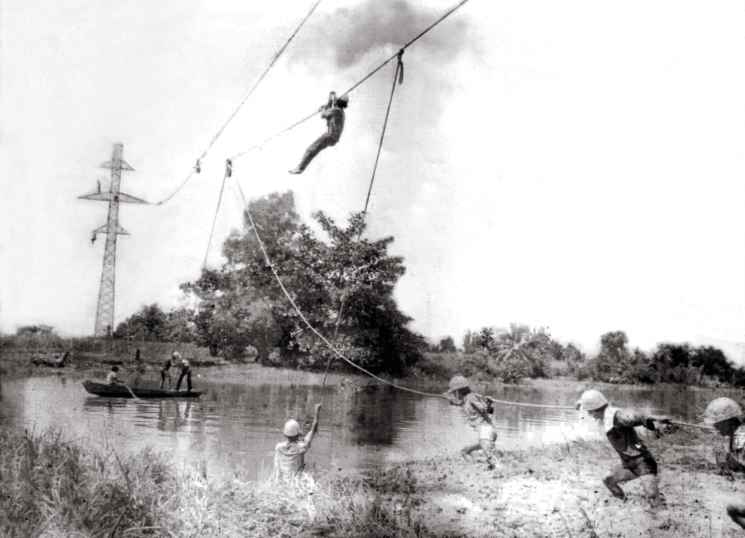 1-nganh-dien-mien-nam-sua-chua-duong-day-da-nhim-sai-gon-nam-1976.jpg